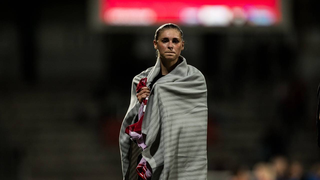 Jule Brand steht nach Spielschluss in eine Decke gehüllt im Stadion.