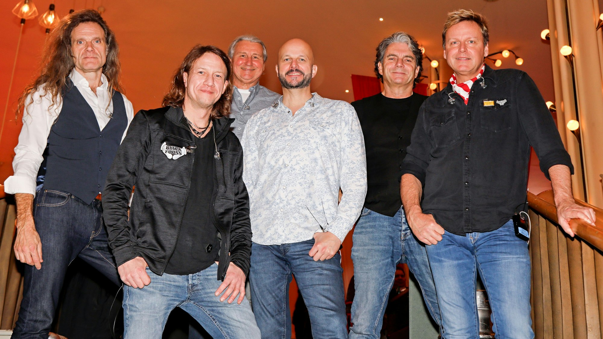 Die Bläck Fööss posieren fürs Foto.