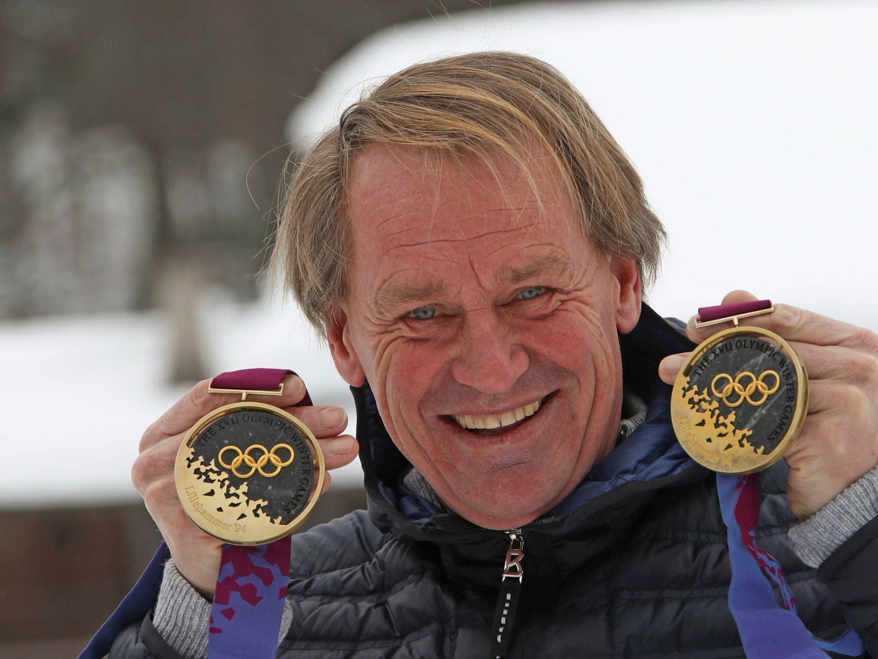 Markus Wasmeier hält seine zwei Goldmedaillen von den Olympischen Spielen 1994 in Lillehammer in die Kamera.