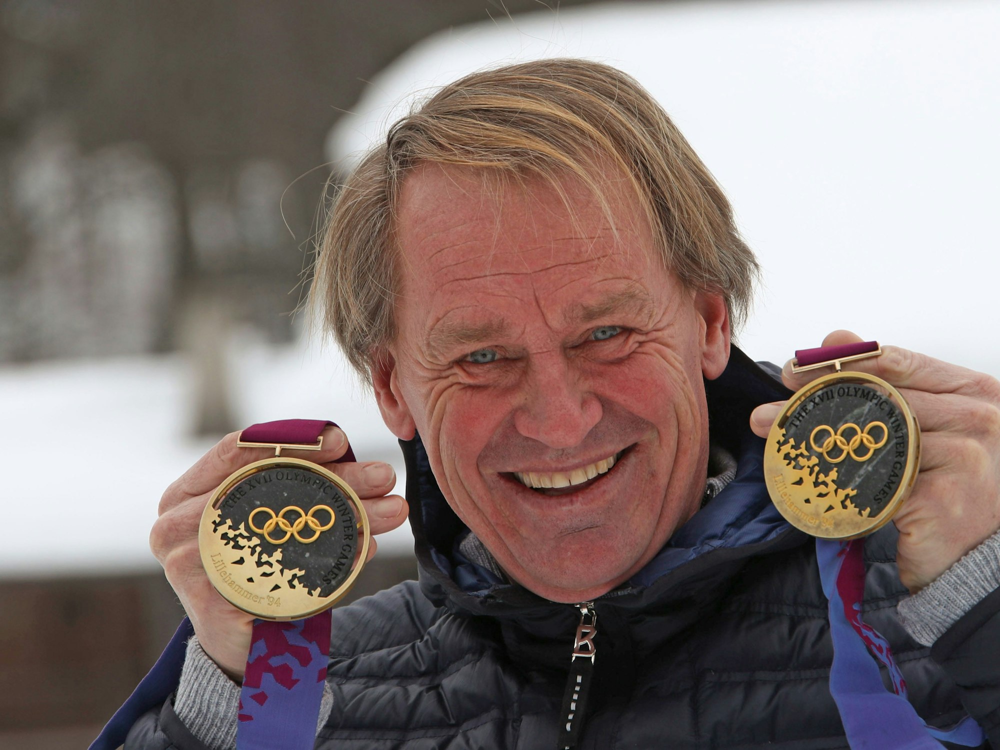 Markus Wasmeier hält seine zwei Goldmedaillen von den Olympischen Spielen 1994 in Lillehammer in die Kamera.