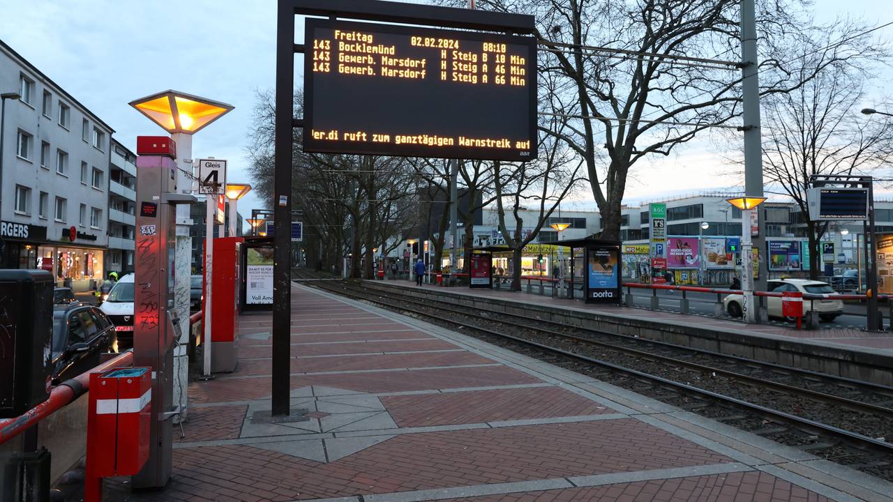 Die KVB wird bestreikt, die Haltestelle Ehrenfeld Gürtel / Venloer Straße ist menschenleer.