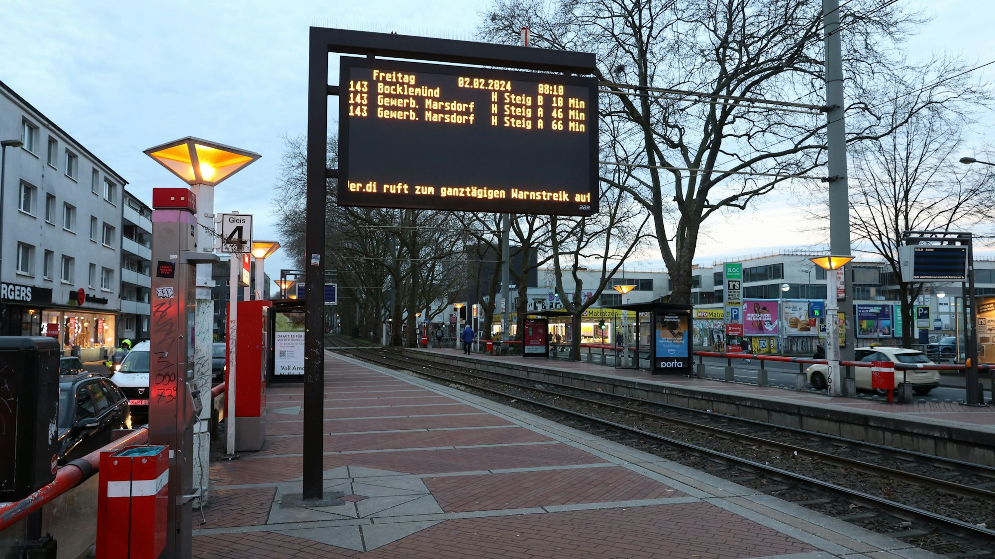 Die KVB wird bestreikt, die Haltestelle Ehrenfeld Gürtel / Venloer Straße ist menschenleer.