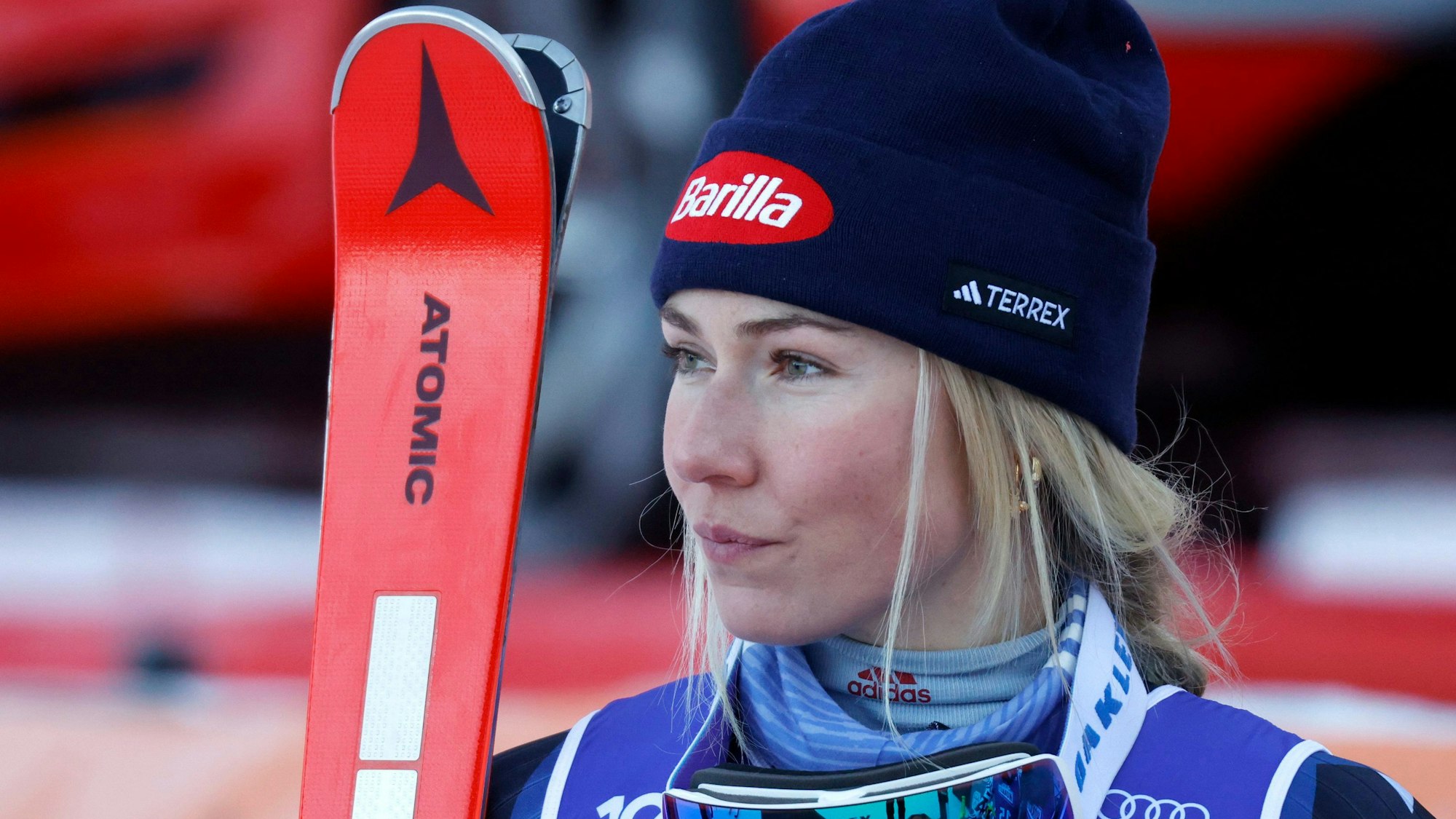 Mikaela Shiffrin nach einem Rennen im Zielraum.