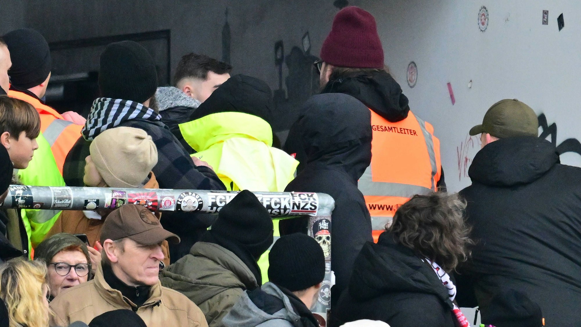 Ein Fan wird nach dem Böllerwurf am Samstag (3. Februar 2024) beim Spiel zwischen dem FC St. Pauli und Greuther Fürth in der 2. Bundesliga abgeführt.