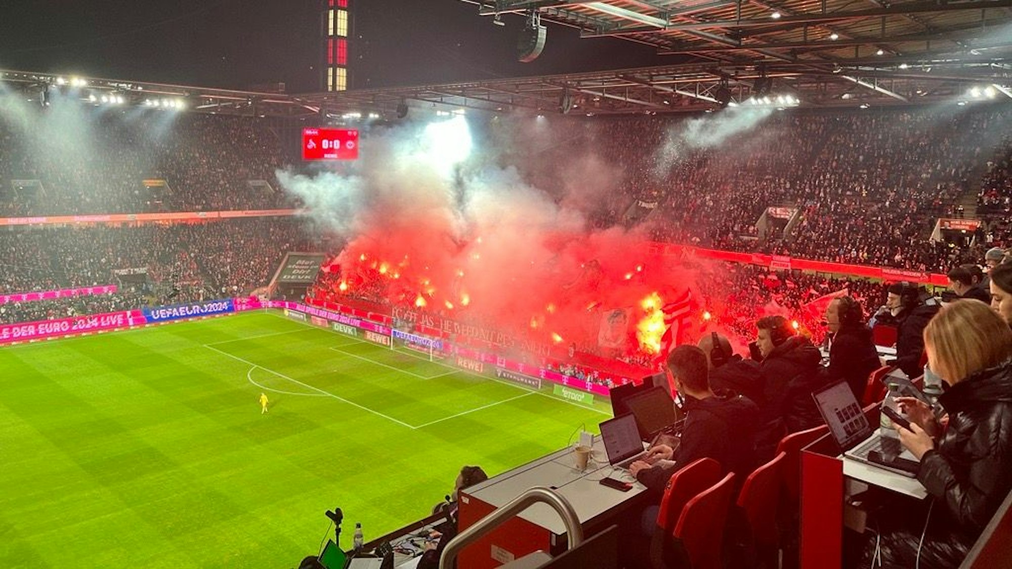Pyro in der Südkurve beim Heimspiel des 1. FC Köln gegen Eintracht Frankfurt.