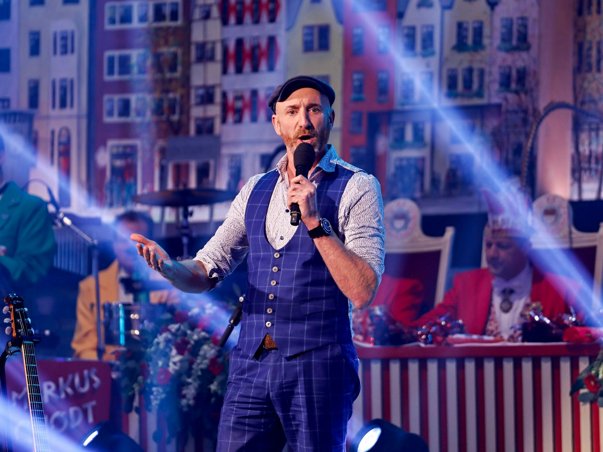 Martin Schopps steht auf der Bühne.