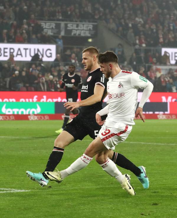 Jan Thielmann (1. FC Köln) schießt aufs Tor der Eintracht.
