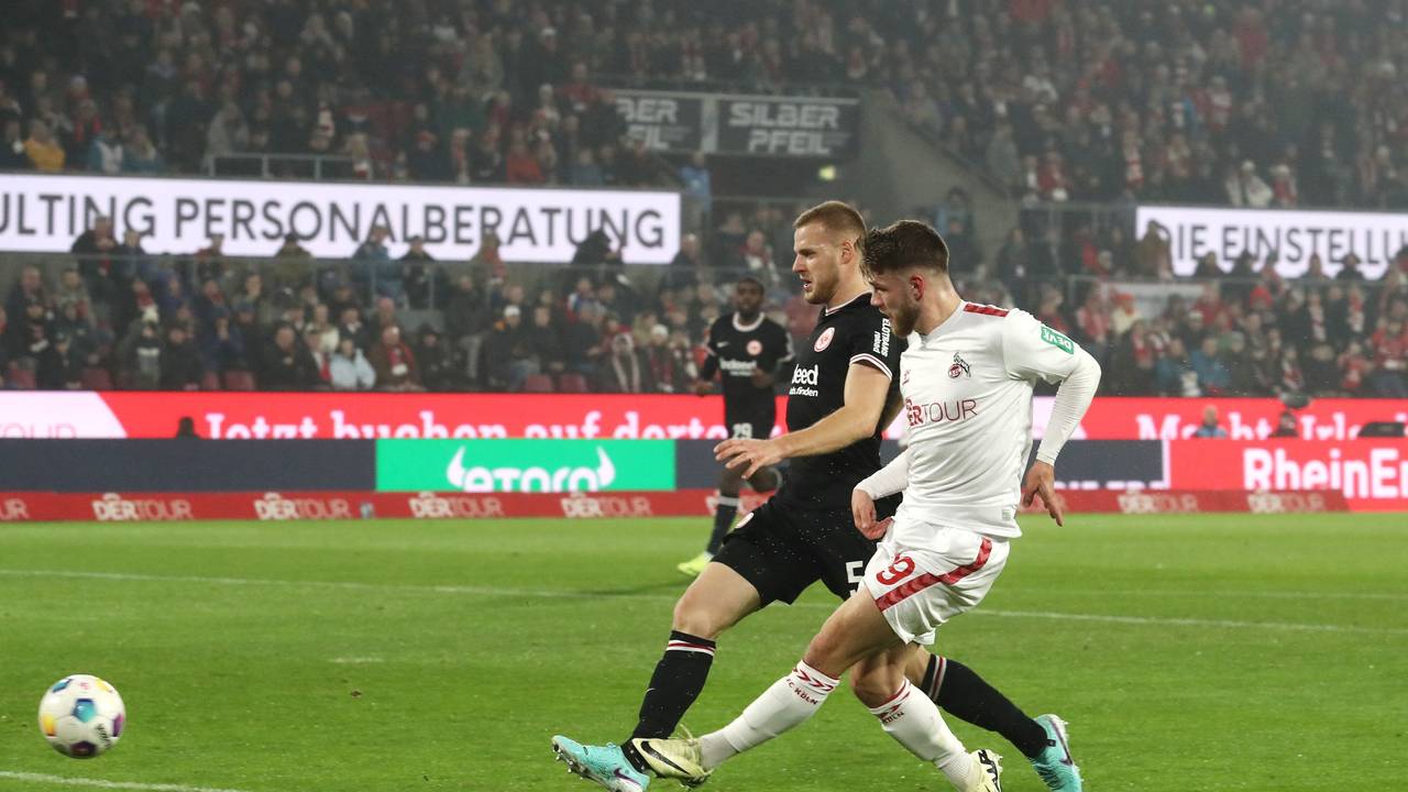 Jan Thielmann (1. FC Köln) schießt aufs Tor der Eintracht.