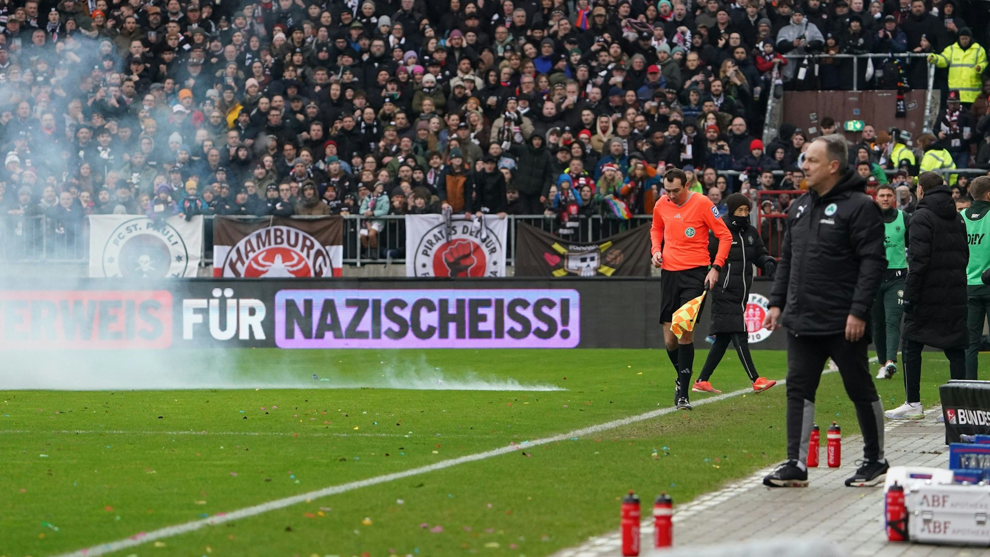 Der Böller ging beim Spiel zwischen St. Pauli und Fürth nahe der Seitenlinie auf dem Rasen hoch. Auch Linienrichter Mitja Stegemann zuckte zusammen.