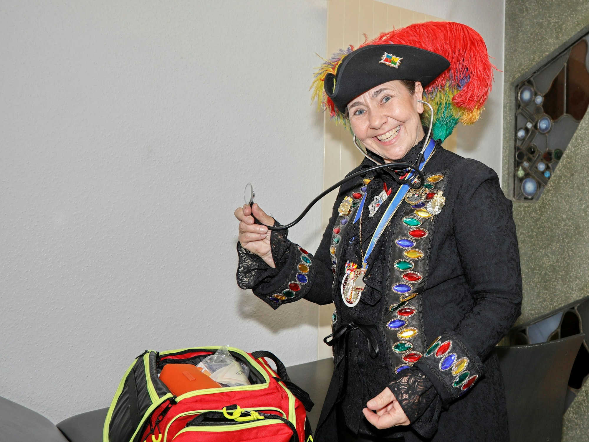 Brigitte Dick mit ihrem Arztkoffer.