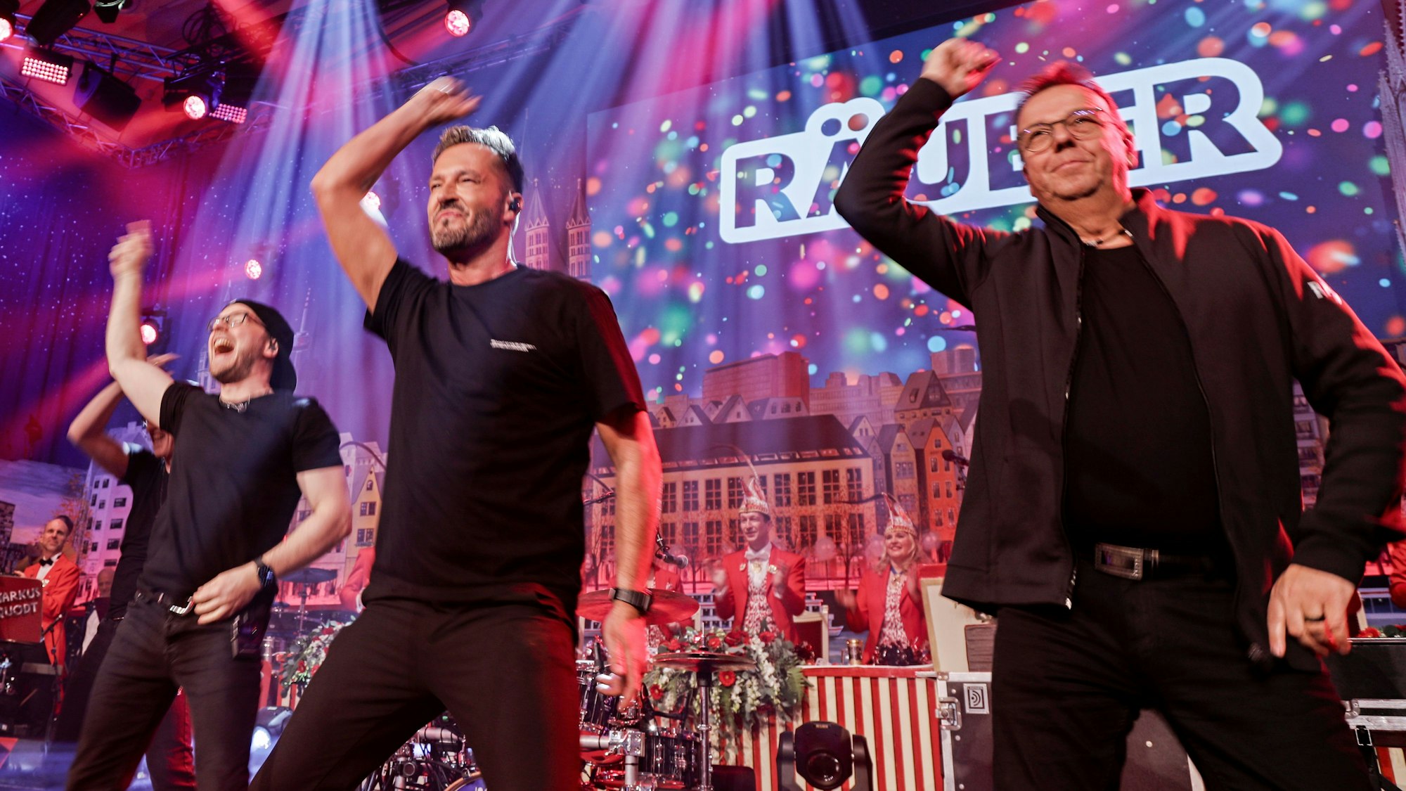 Die Räuber tanzen auf der Bühne.