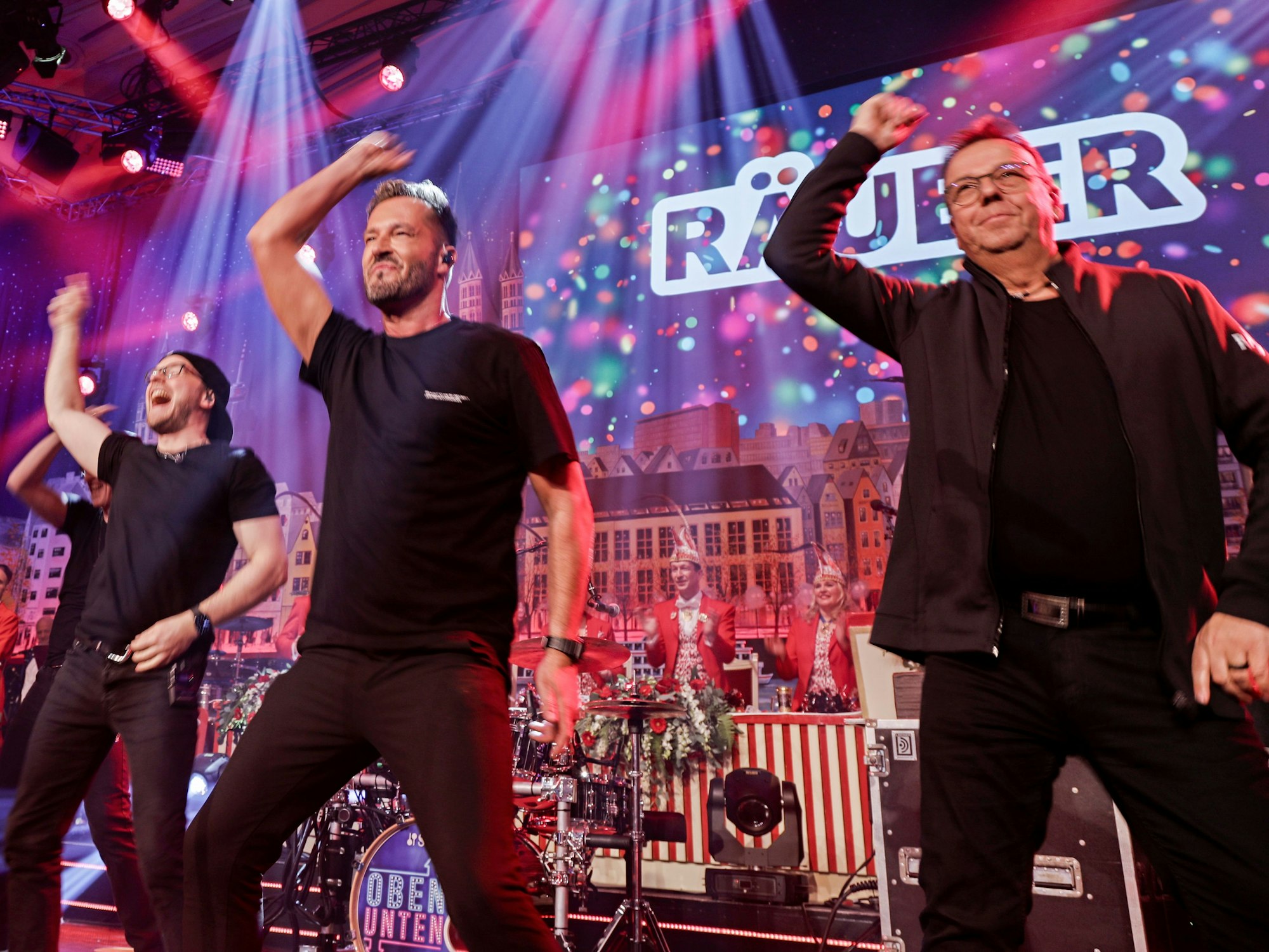 Die Räuber stehen auf der Bühne.