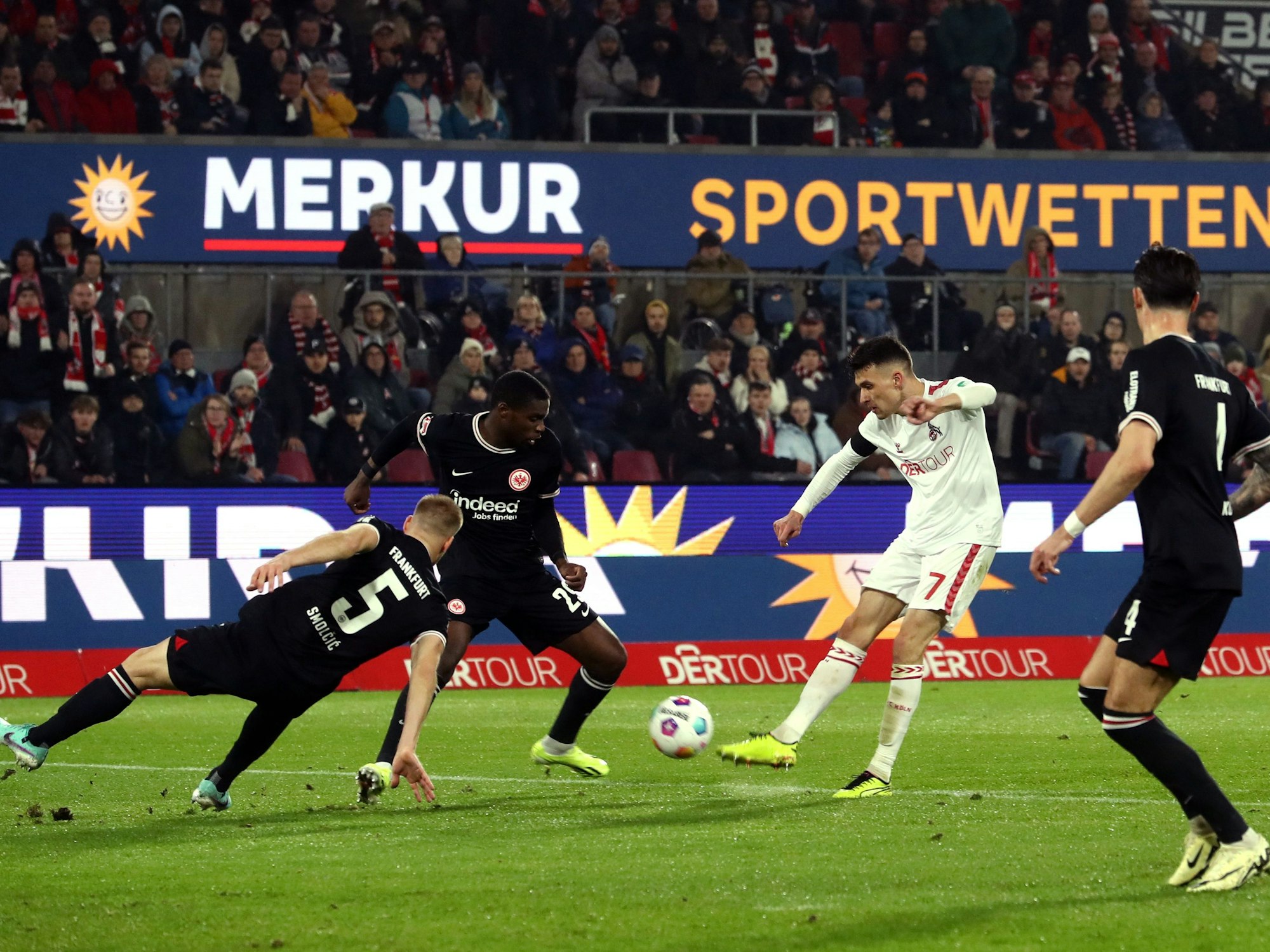 Dejan Ljubicic sucht gegen Eintracht Frankfurt den Abschluss.
