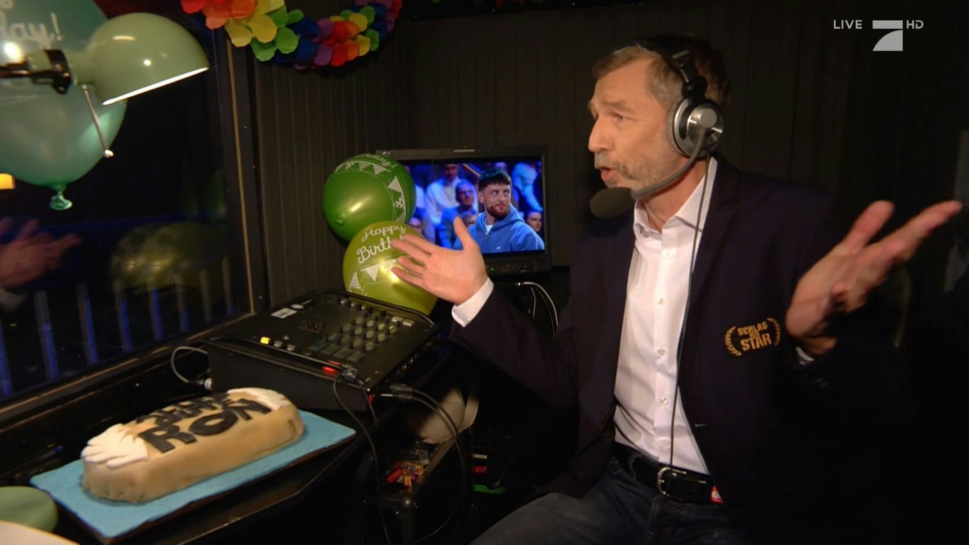 „Schlag den Star“-Kommentator Ron Ringguth in seiner Sprecherkabine.