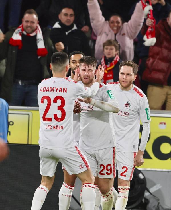 Jan Thielmann bejubelt seinen Treffer zum 2:0 gemeinsam mit seinen Teamkollegen im Spiel gegen Eintracht Frankfurt (3. Februar 2024).