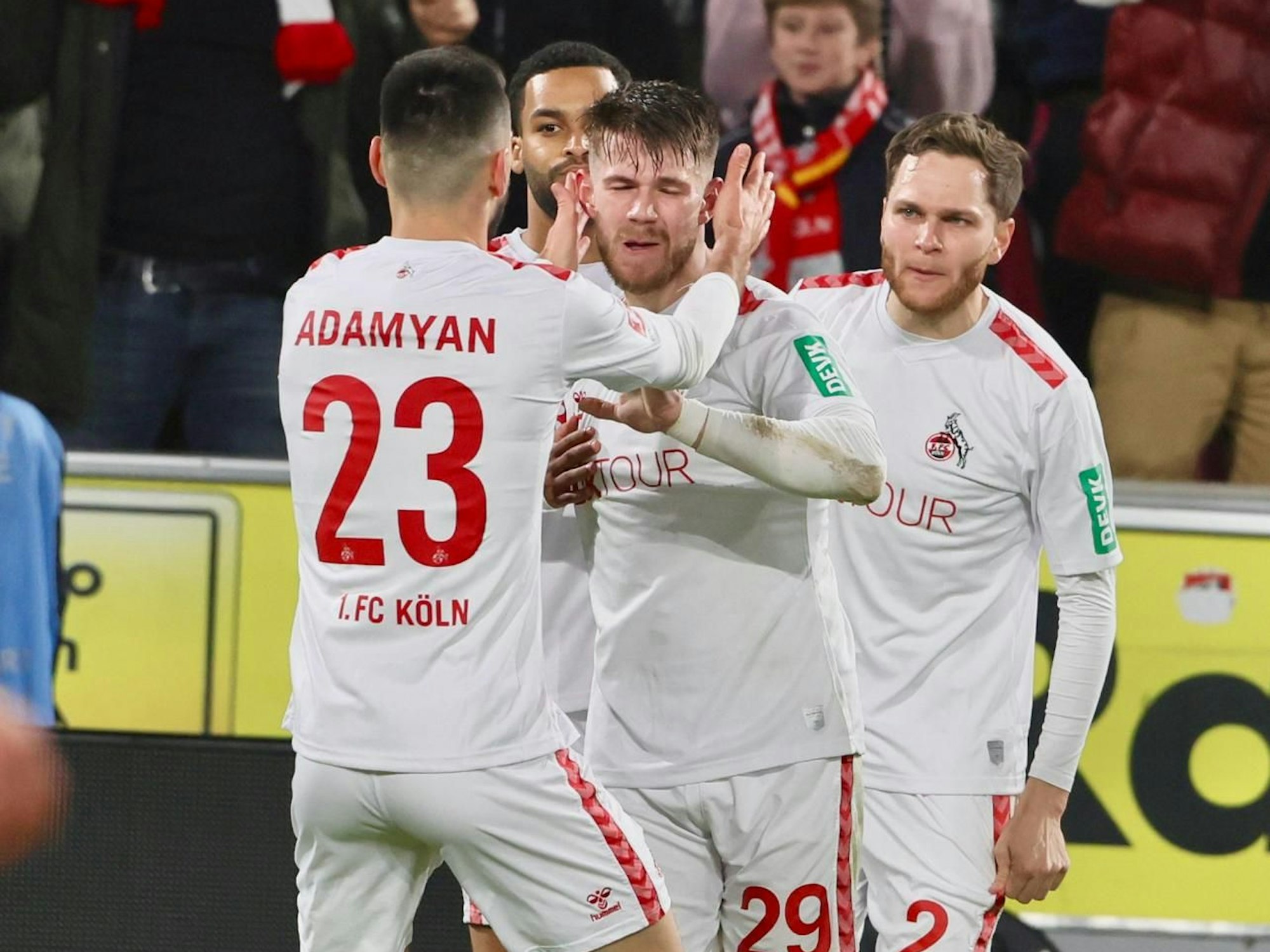 Jan Thielmann bejubelt seinen Treffer zum 2:0 gemeinsam mit seinen Teamkollegen im Spiel gegen Eintracht Frankfurt (3. Februar 2024).