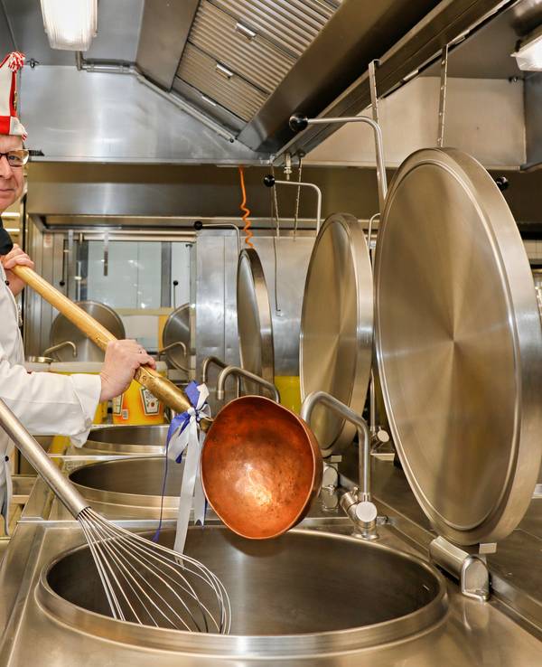 Giovanni Cicilano mit Gürzenich-Küchenchef Axel König.