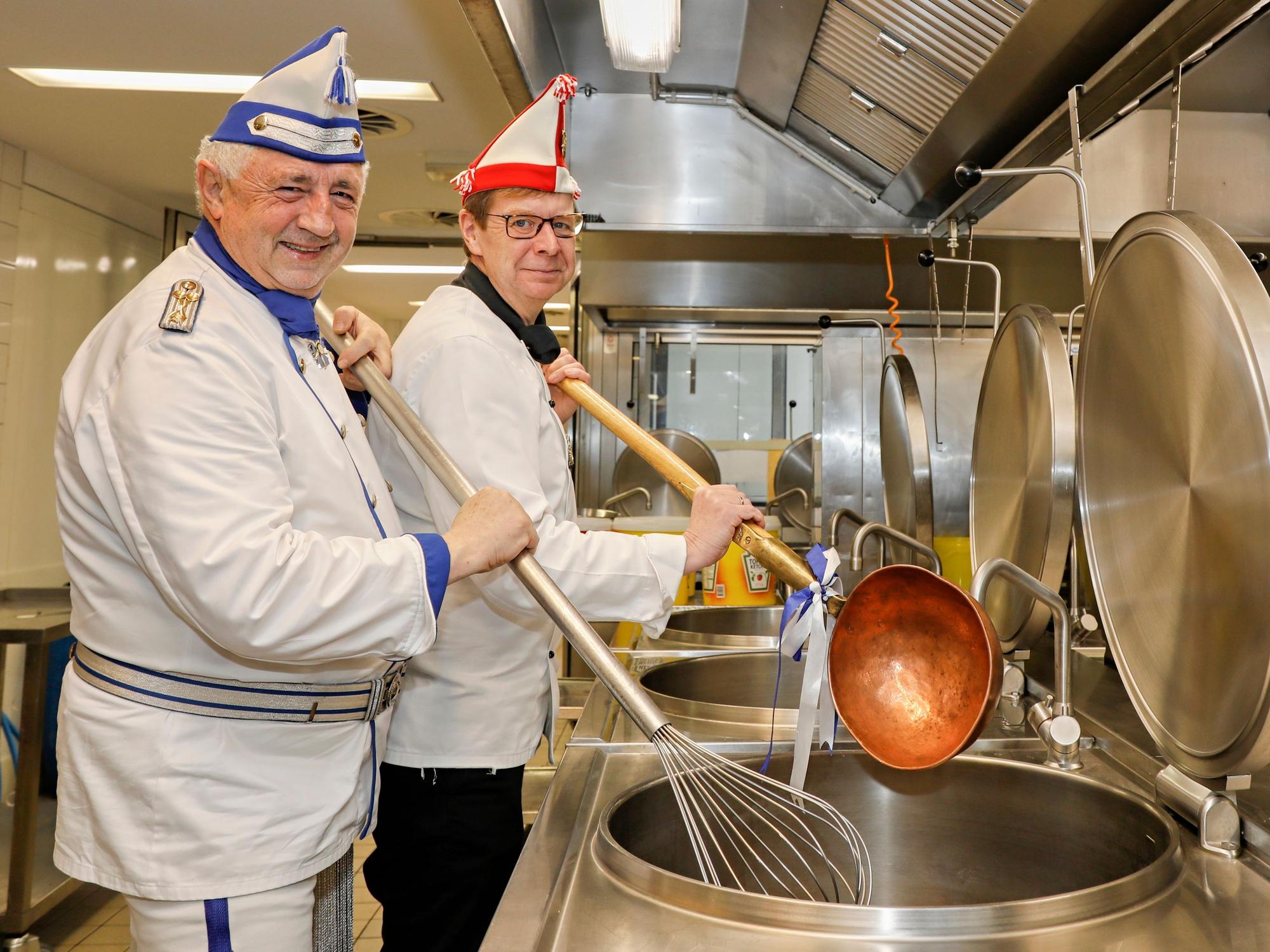 Giovanni Cicilano mit Gürzenich-Küchenchef Axel König.