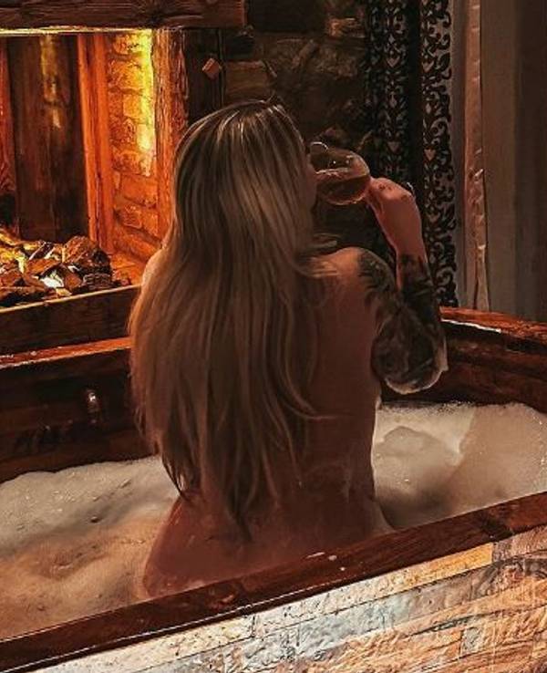 Jenny Frankhauser zeigt sich auf Instagram in der Badewanne.
