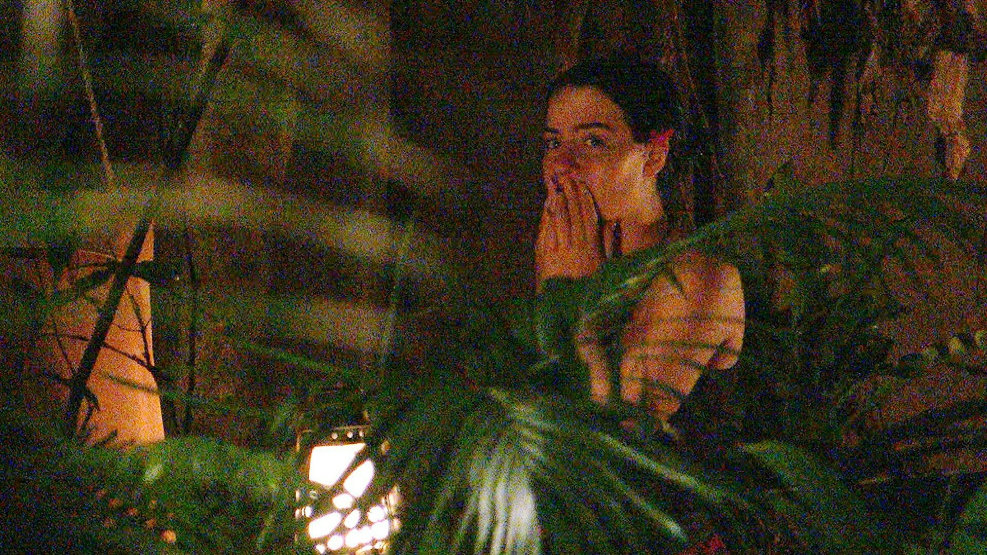 Dschungelcamp 2024: Leyla Lahouar steht völlig verzweifelt vor der Toilette.