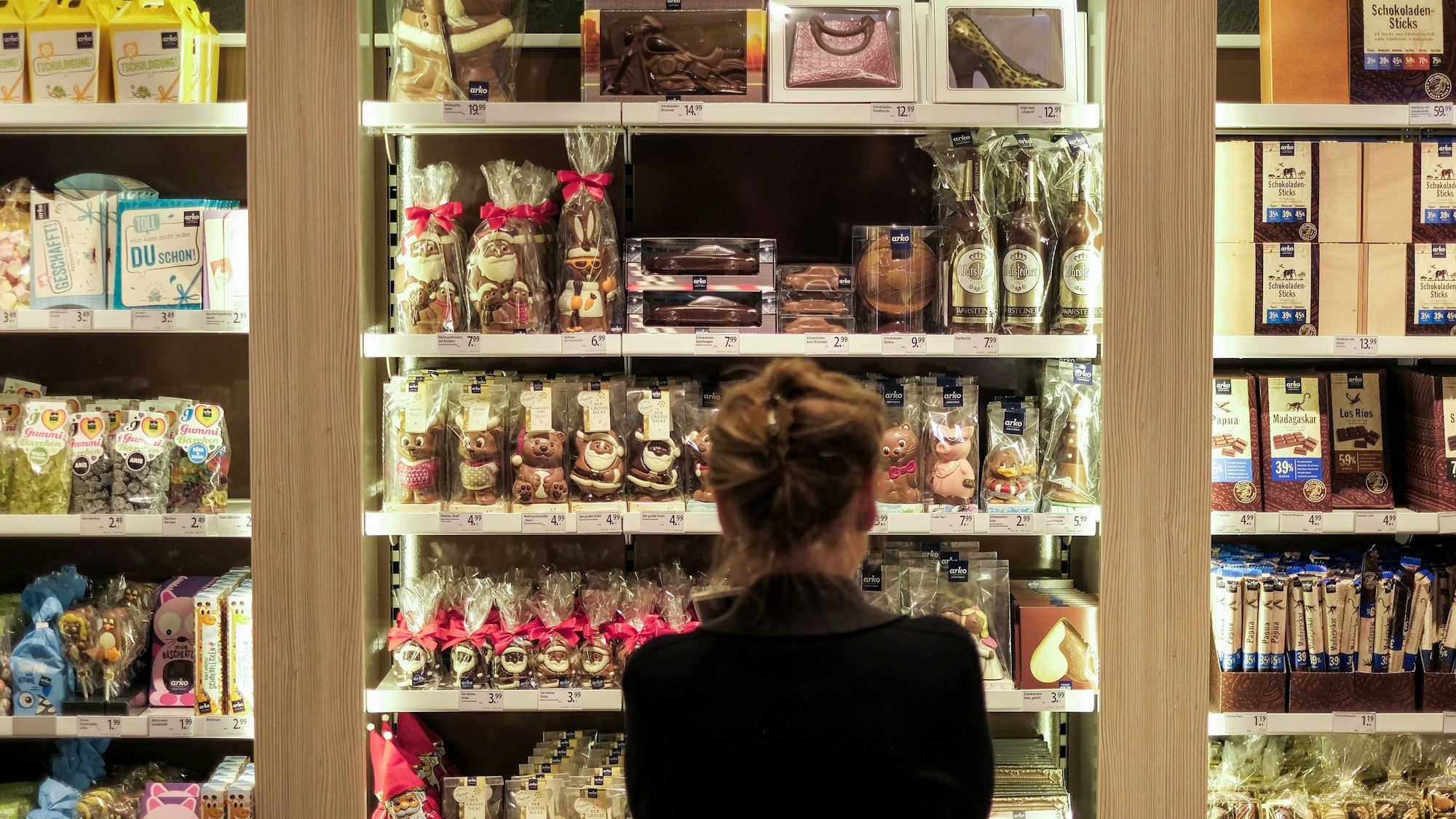 Eine Frau begutachtet am 1. November 2016 in Hamburg in einer Filiale der Firma Arko die Auslagen in den Regalen.