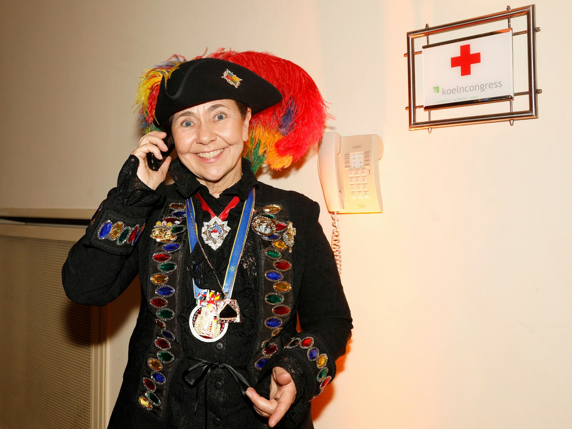 Brigitte Dick mit Notfall-Handy.