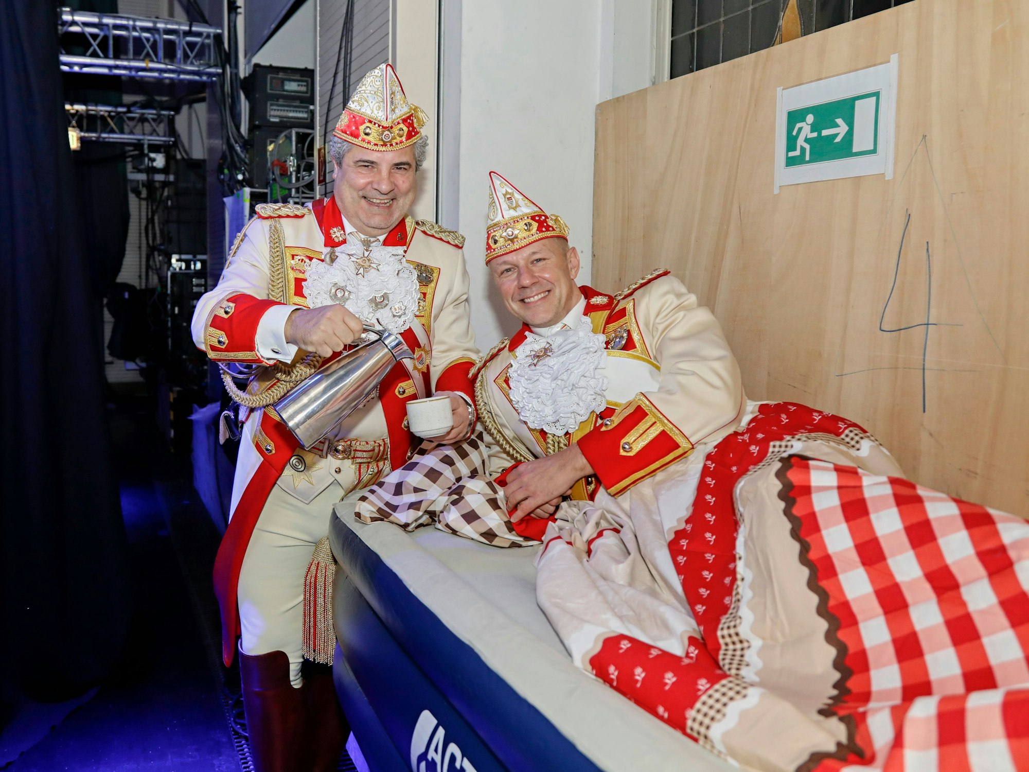 Marcus Gottschalk liegt im Bett und erhält von Dino Massi Kaffee.