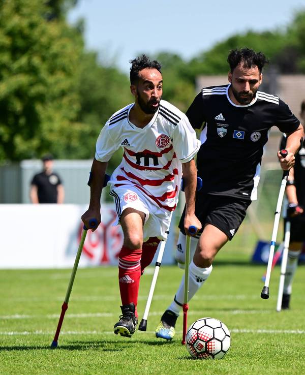 Fortuna Düsseldorfs Radouane Chaanoune führt den Ball im Spiel gegen die SG Nord-Ost Hamburg.