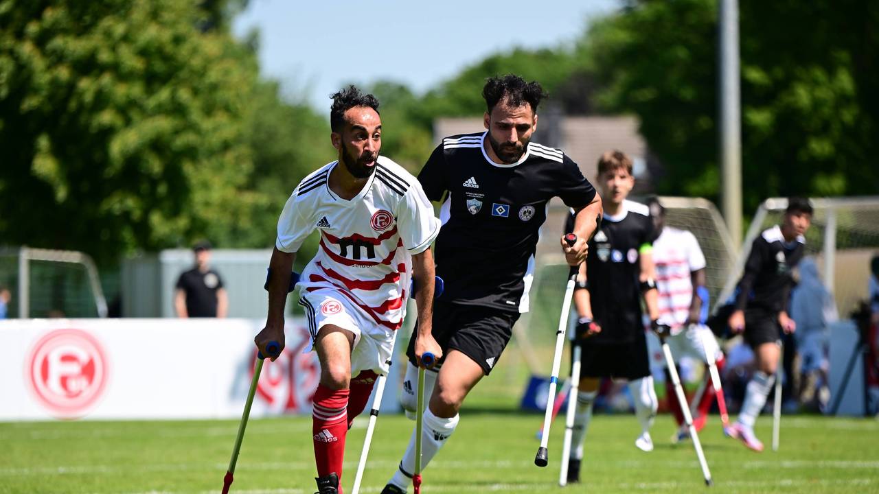 Fortuna Düsseldorfs Radouane Chaanoune führt den Ball im Spiel gegen die SG Nord-Ost Hamburg.