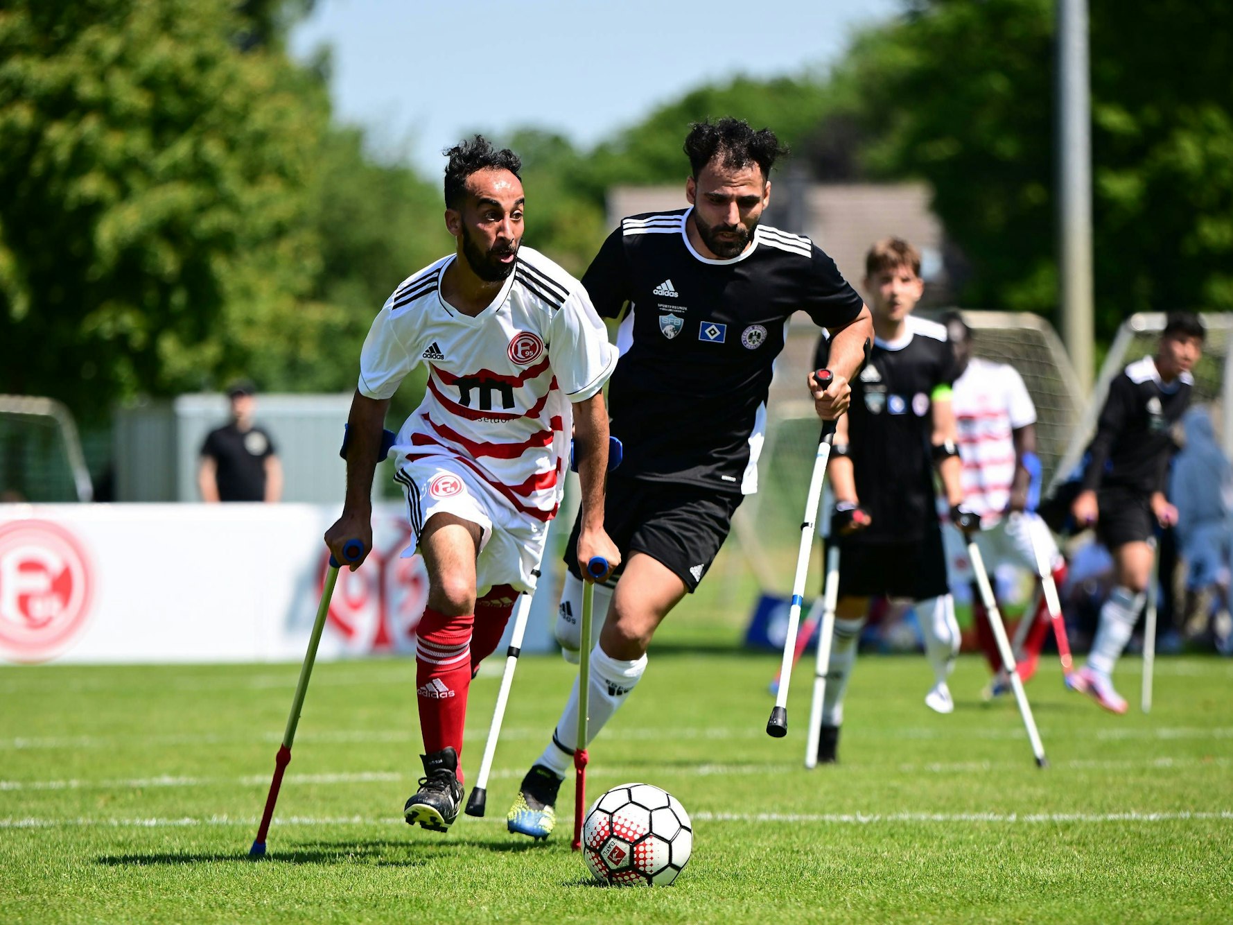 Fortuna Düsseldorfs Radouane Chaanoune führt den Ball im Spiel gegen die SG Nord-Ost Hamburg.