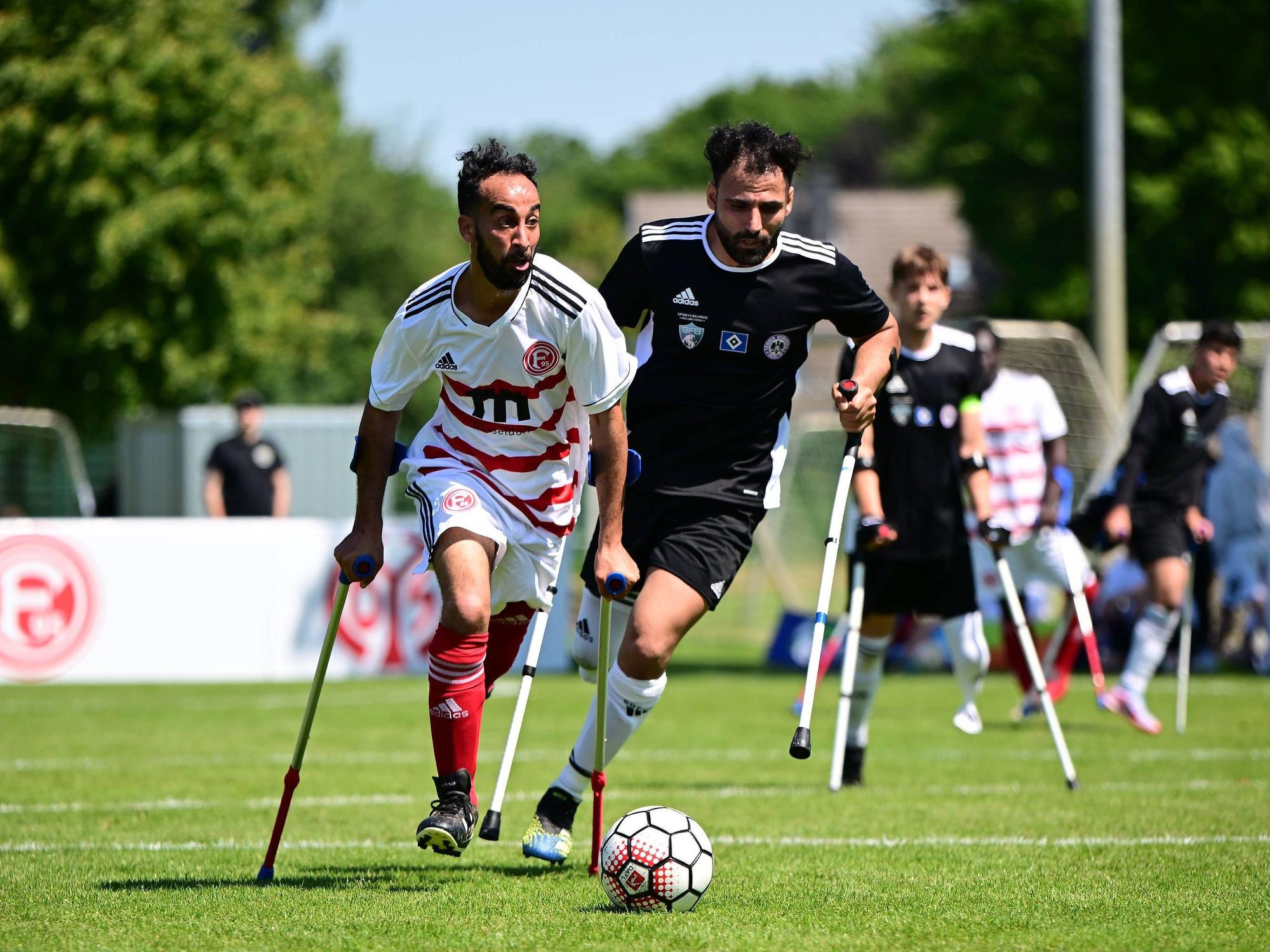 Fortuna Düsseldorfs Radouane Chaanoune führt den Ball im Spiel gegen die SG Nord-Ost Hamburg.