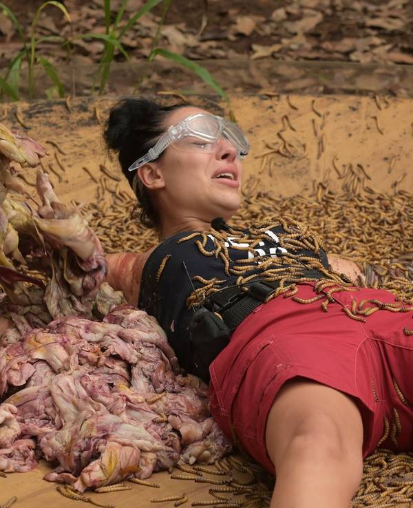 Die letzte Prüfung der Staffel: „Passion“ sollte Leyla Lahouar festgeschnallt auf einer großen Platte beweisen.