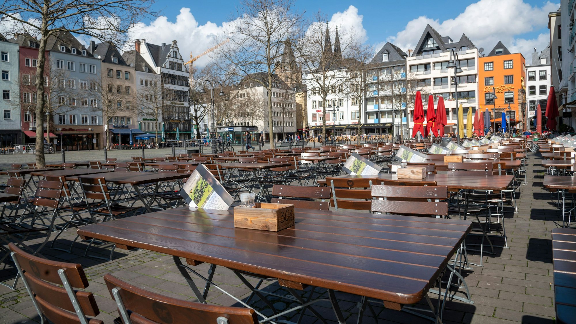 Leere Tische in der Außengastronomie des Heumarkt.