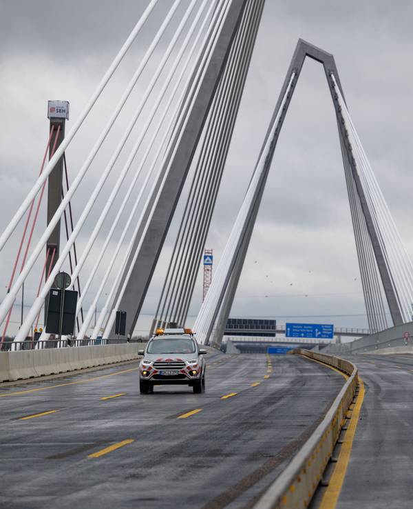 Ein Baufahrzeug überquert vor der Verkehrsfreigabe der neuen Leverkusener Brücke die Brücke.+