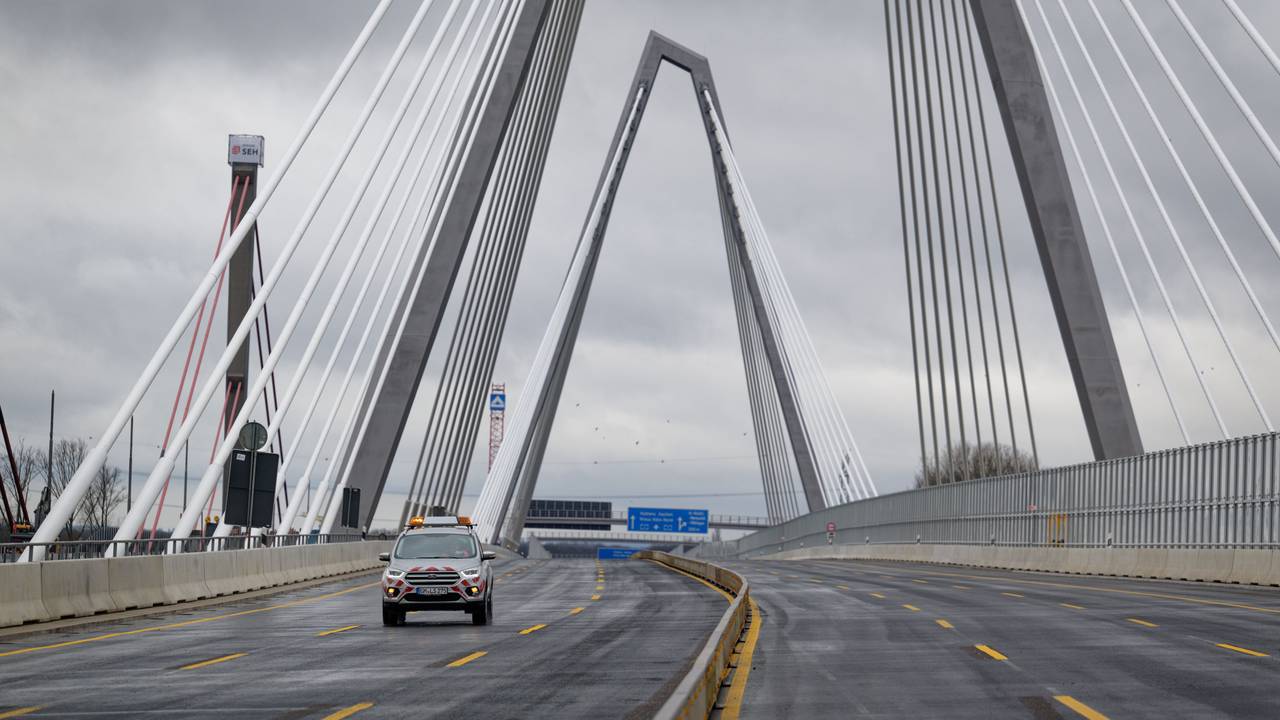 Ein Baufahrzeug überquert vor der Verkehrsfreigabe der neuen Leverkusener Brücke die Brücke.+