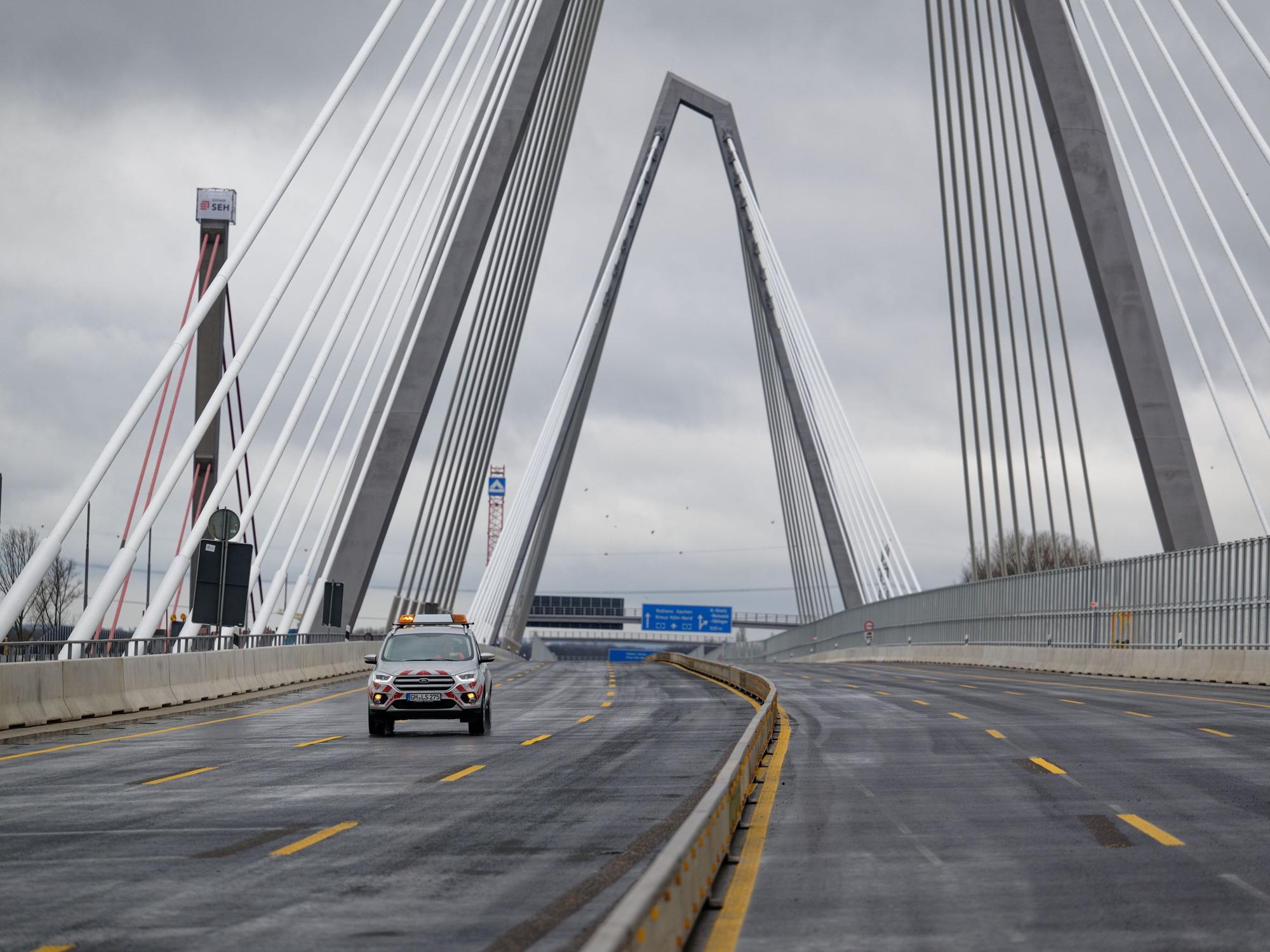 Ein Baufahrzeug überquert vor der Verkehrsfreigabe der neuen Leverkusener Brücke die Brücke.+