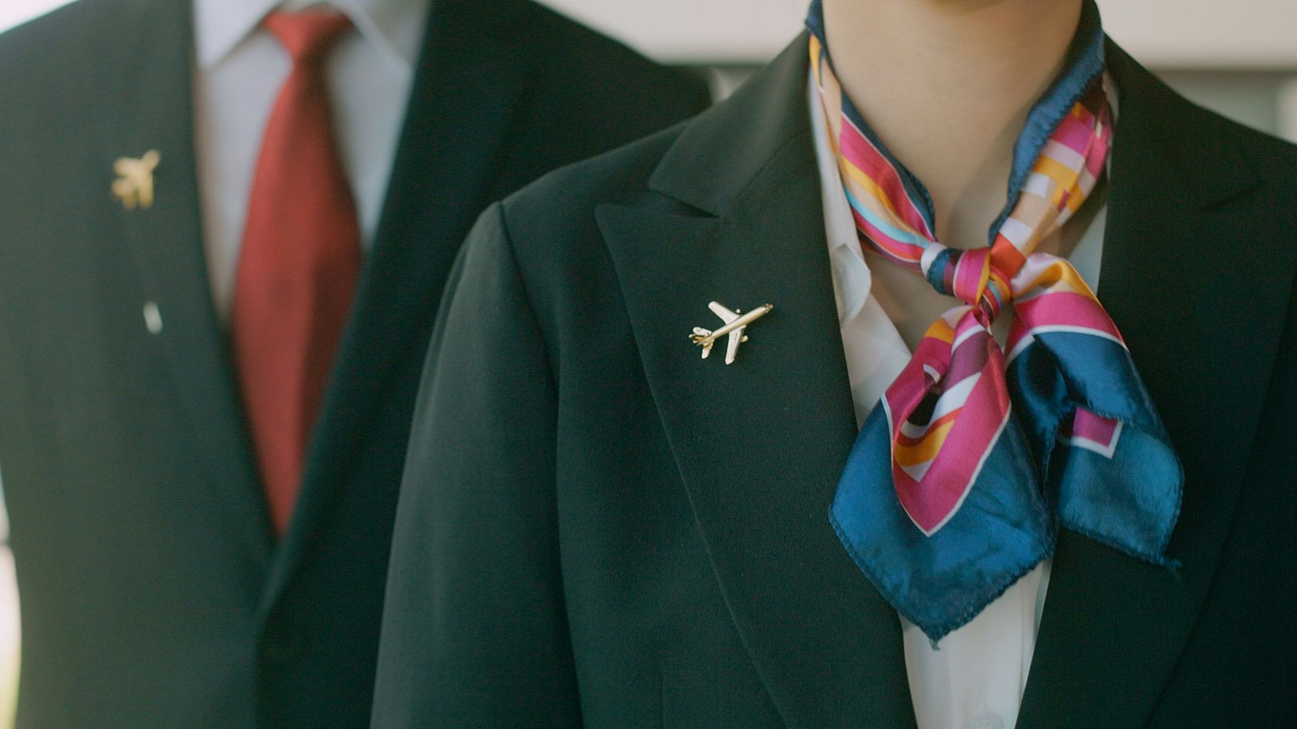 Zwei Flugbegleiter in Uniform.