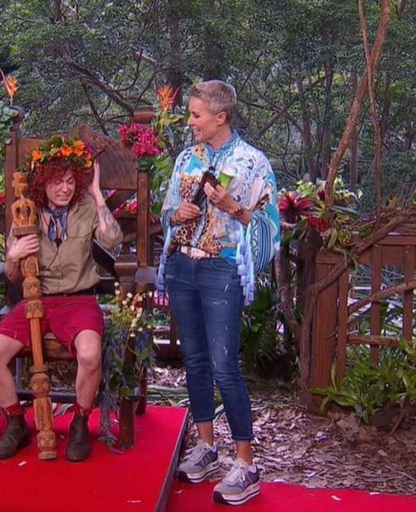 Königin Lucy I.: Sängerin Lucy Diakovska (M.) wird von Jan Köppen und Sonja Zietlow gekrönt.