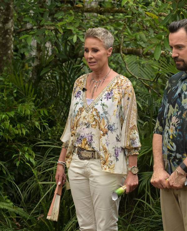 Sonja Zietlow und Jan Köppen im Finale vom Dschungelcamp 2024.