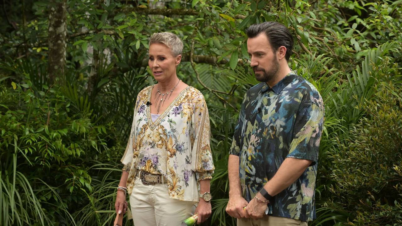 Sonja Zietlow und Jan Köppen im Finale vom Dschungelcamp 2024.