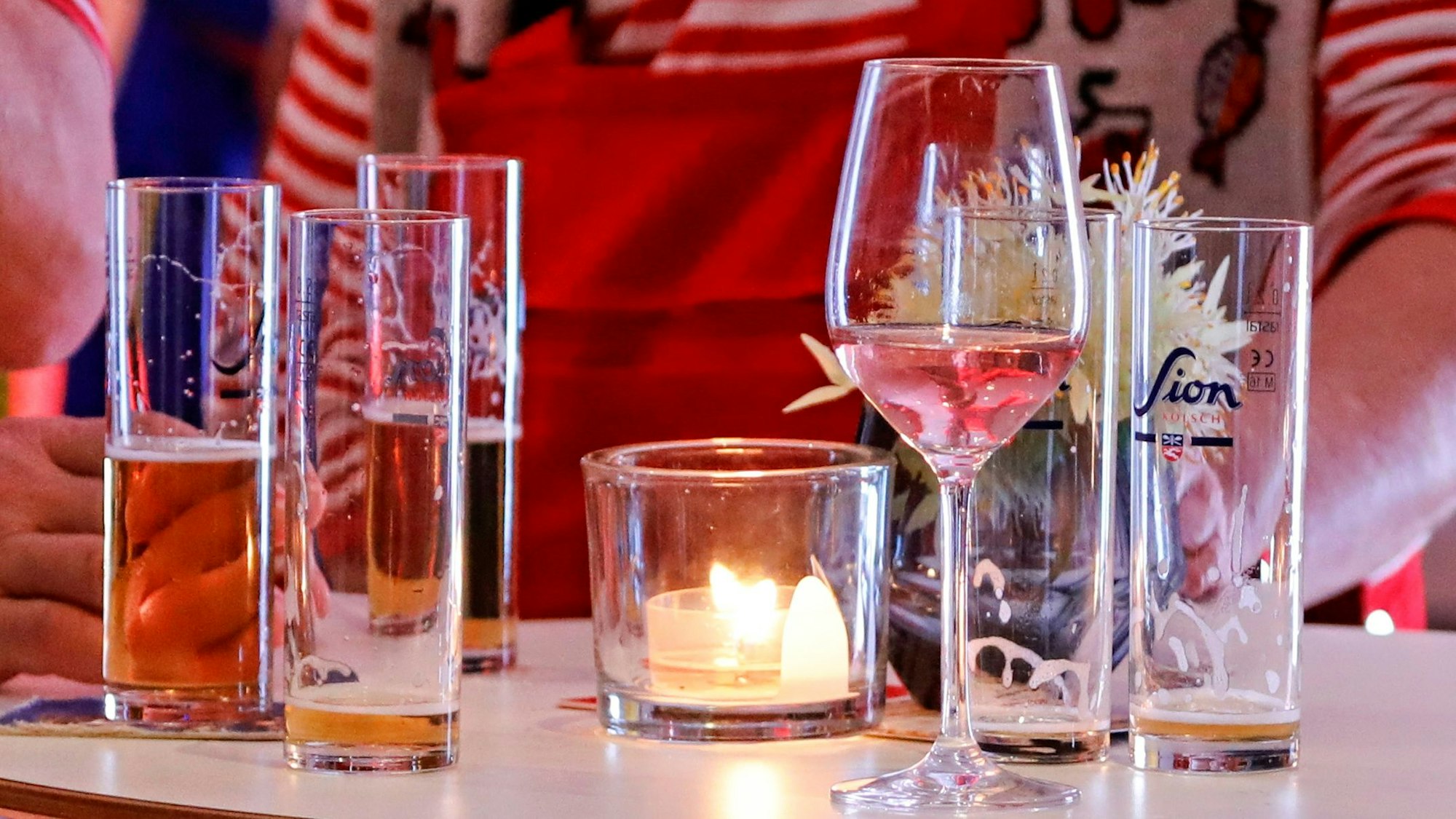 Gläser stehen auf einem Tisch.