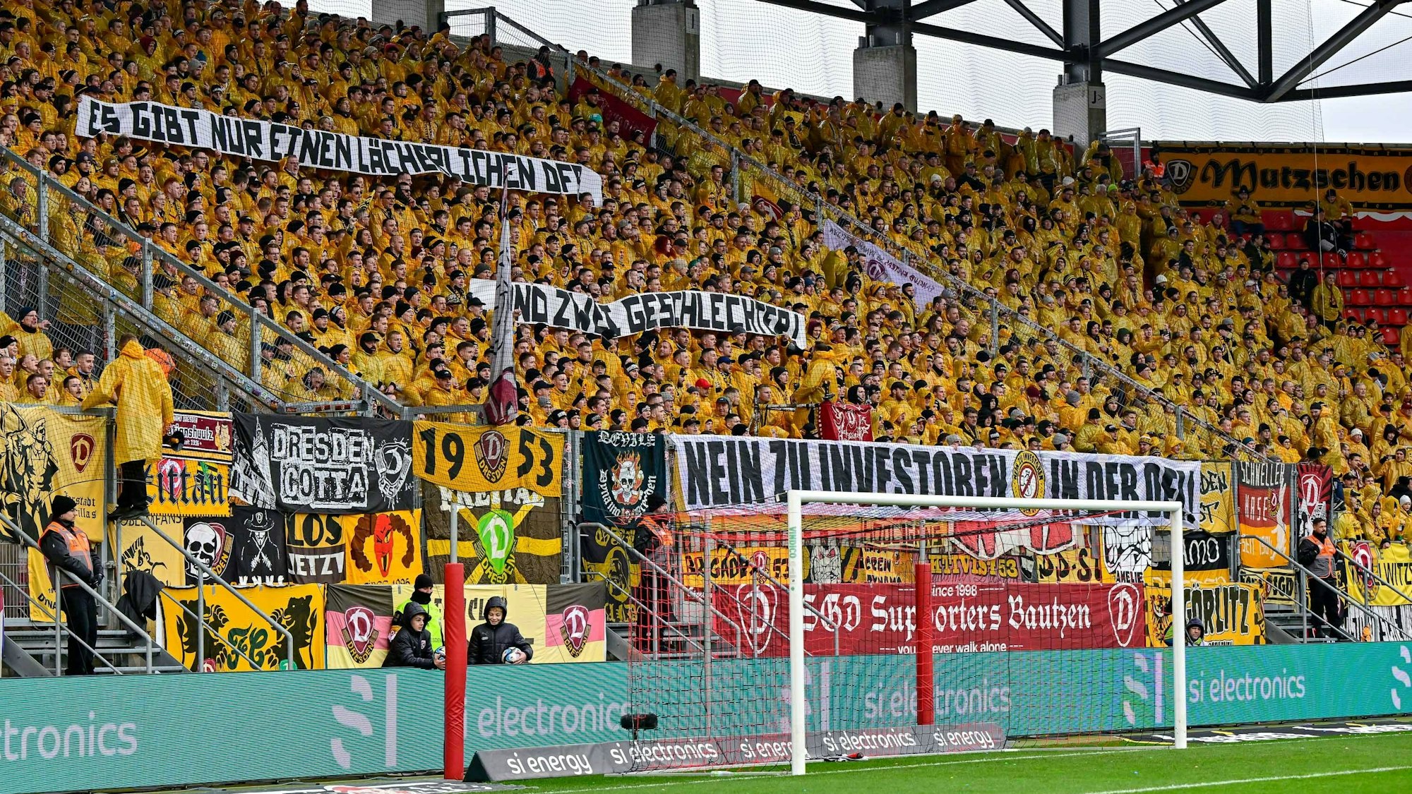 Im Gästeblock in Ingolstadt präsentieren die Fans von Dynamo Dresden am Sonntag (4. Februar 2024) ein Plakat mit der Botschaft „Es gibt nur einen lächerlichen DFB … und zwei Geschlechter!“