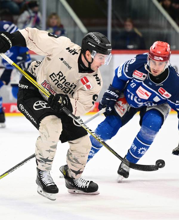 Haie-Profi Maximilian Kammerer (l.) mit Puck in Aktion.