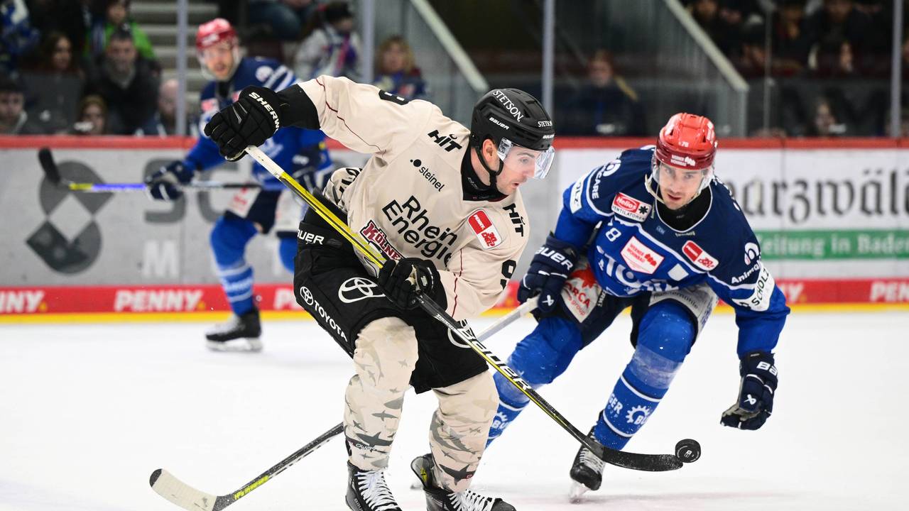 Haie-Profi Maximilian Kammerer (l.) mit Puck in Aktion.