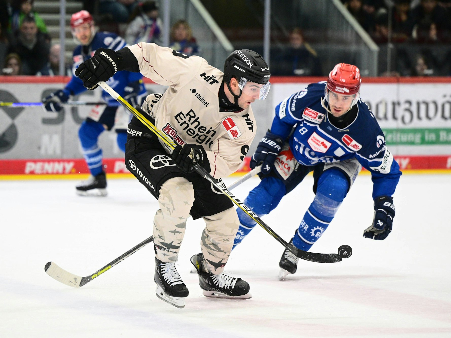 Haie-Profi Maximilian Kammerer (l.) mit Puck in Aktion.