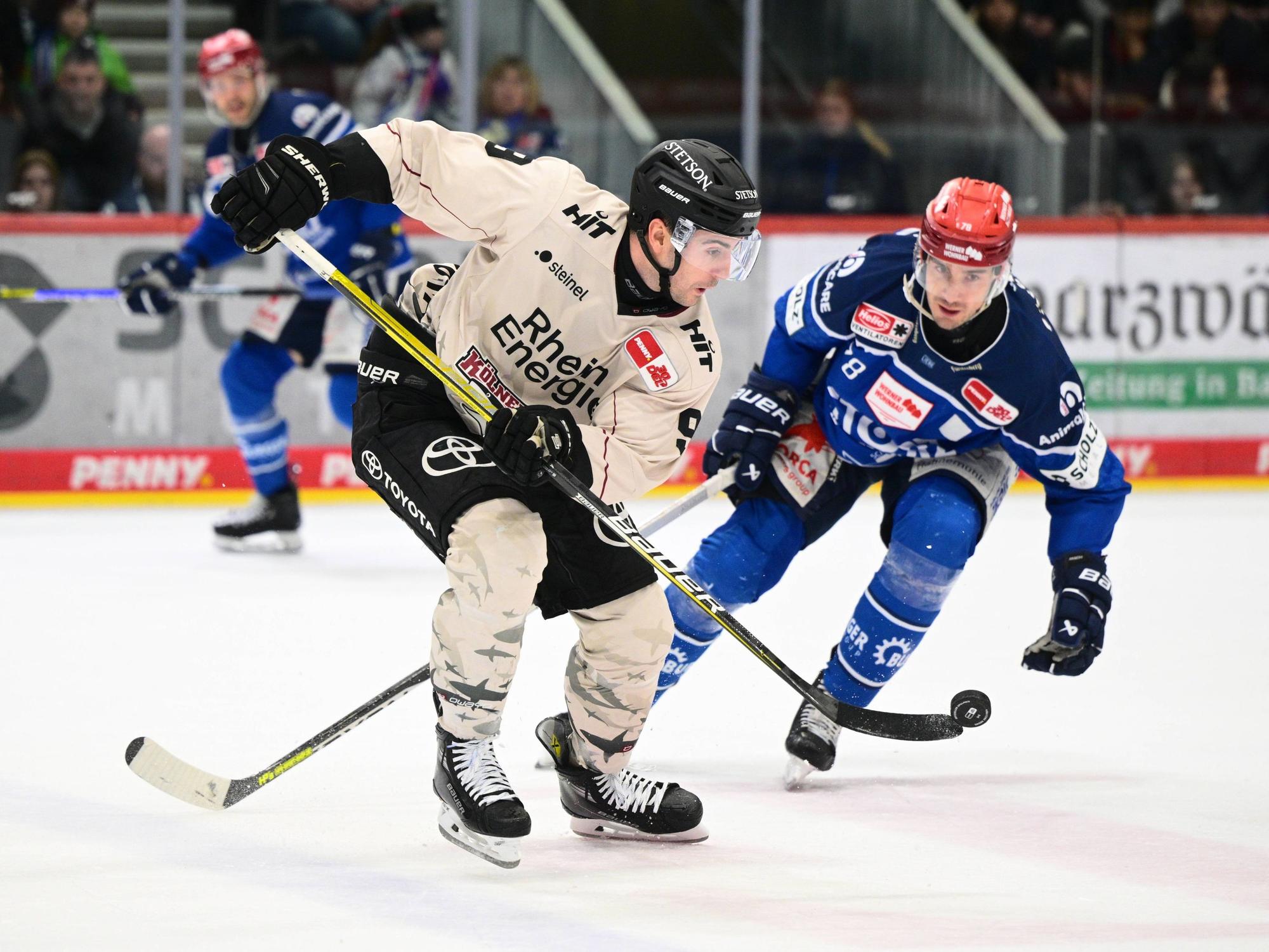 Haie-Profi Maximilian Kammerer (l.) mit Puck in Aktion.