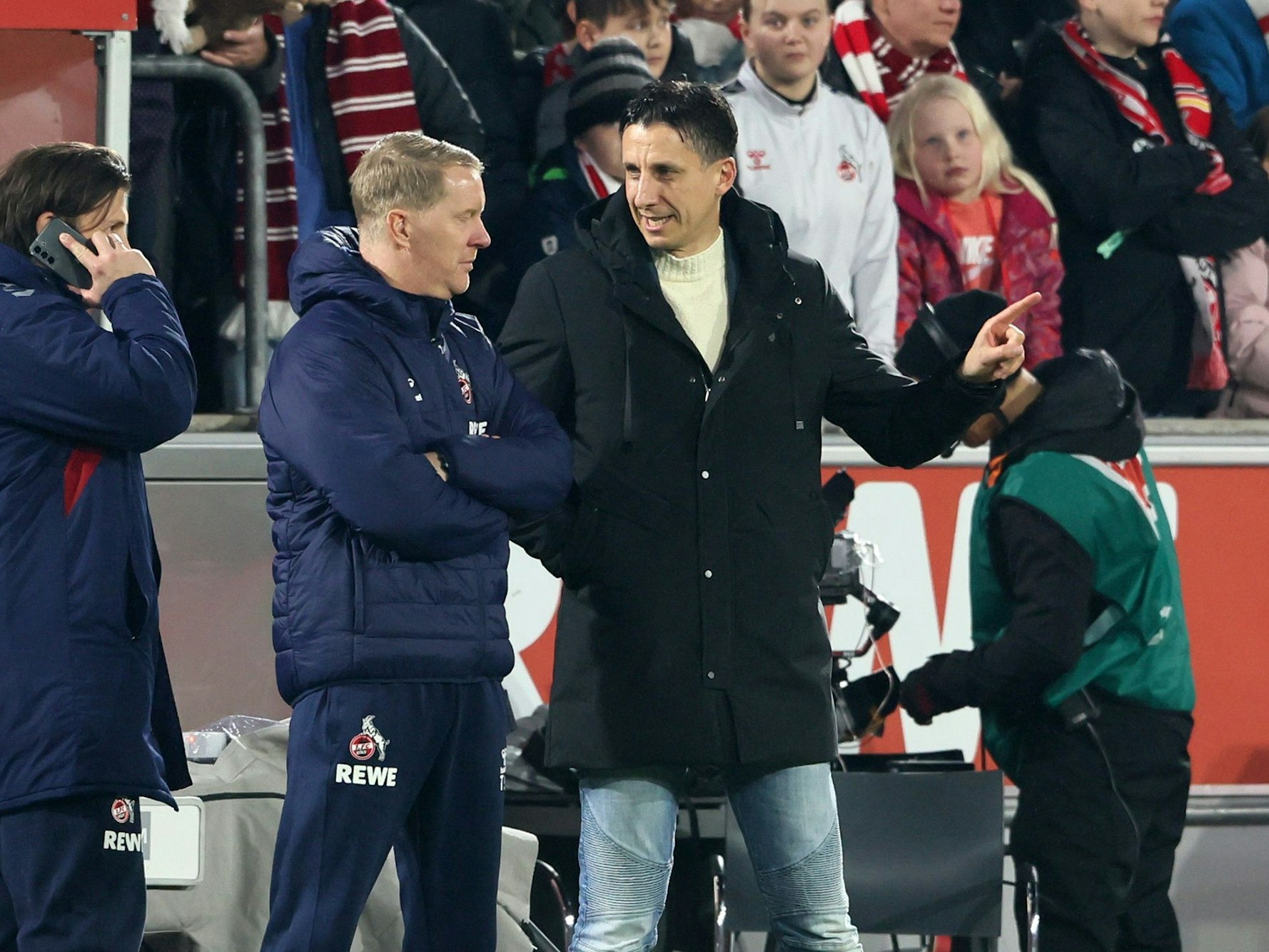 Timo Schultz spricht mit Christian Keller im Rhein-Energie-Stadion.