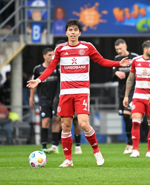 Die Spieler von Fortuna Düsseldorf stehen beim Spiel in Paderborn enttäuscht auf dem Rasen.