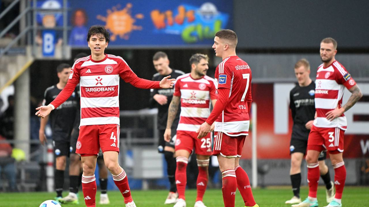 Die Spieler von Fortuna Düsseldorf stehen beim Spiel in Paderborn enttäuscht auf dem Rasen.