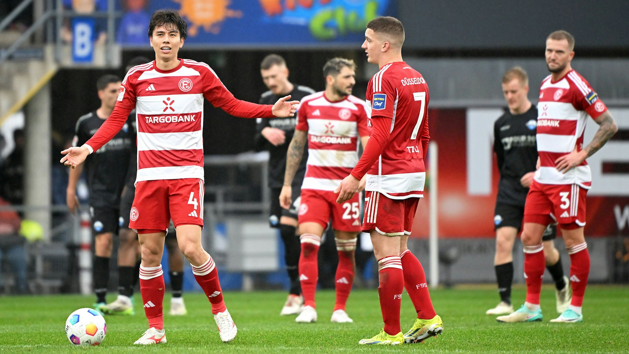 Die Spieler von Fortuna Düsseldorf stehen beim Spiel in Paderborn enttäuscht auf dem Rasen.